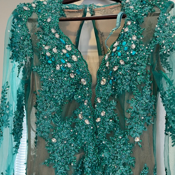 Absolutely stunning green/blue, sequin gown. - Picture 2 of 7
